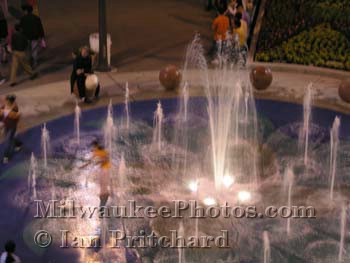 Photograph of Kids in the Fountain from www.MilwaukeePhotos.com (C) Ian Pritchard